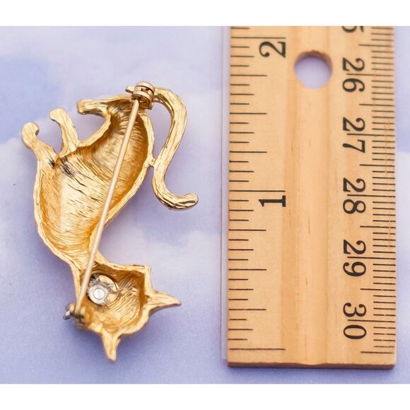 Vintage Mid-century Gold Tone Cat with Green Rhinestone Eye Brooch - S13 - Picture 2 of 2